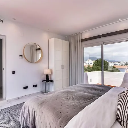 Luxurious High-end Penthouse In Puerto Banus 马尔韦利亚