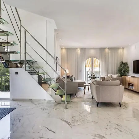 Luxurious High-end Penthouse In Puerto Banus 马尔韦利亚